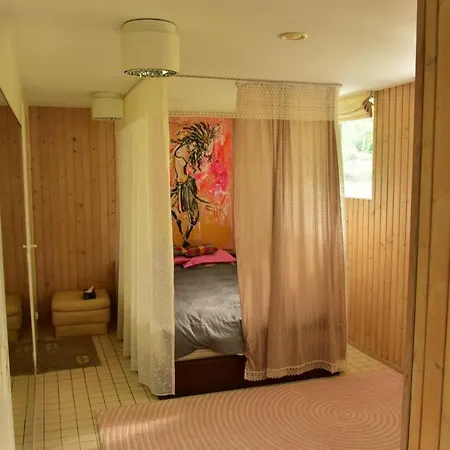 בית נופש A Pine-house Of Green With Wood-heated Sauna